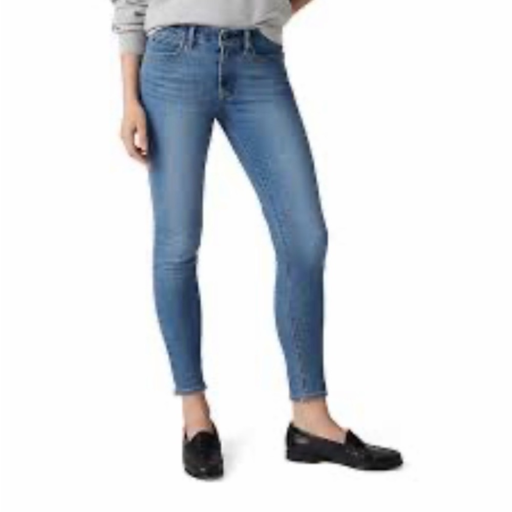 Levi’s 711 Mid Rise Skinny Jeans Size 31. Inseam 29in